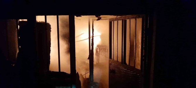 Emirdağ’da Köy Evi Yandı