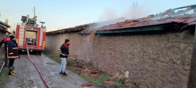 Emirdağ’da Köy Evi Yandı