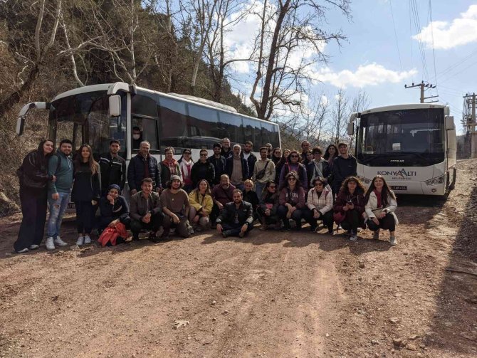 Arkeoloji Öğrencileri Konyaaltı’ndaki Antik Yerleri Gezdi