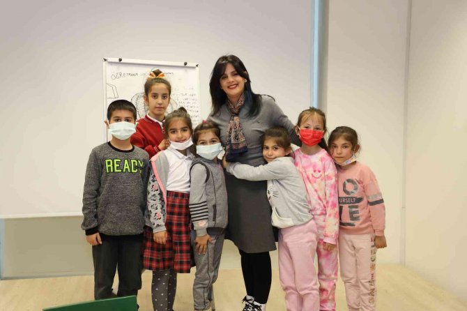 Alanya’da Miniklere Resim Kursu Verildi