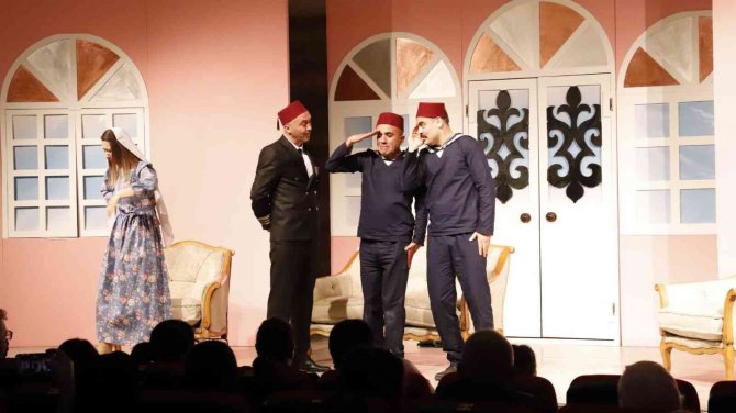 Belediye Tiyatrosu İlk Oyununu Sergiledi