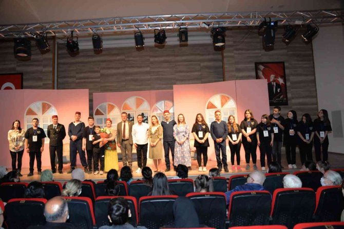 Belediye Tiyatrosu İlk Oyununu Sergiledi