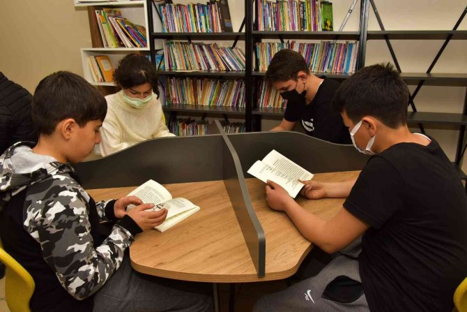 Aliağa Belediyesinden Okullara 5 Bin 260 Kitap