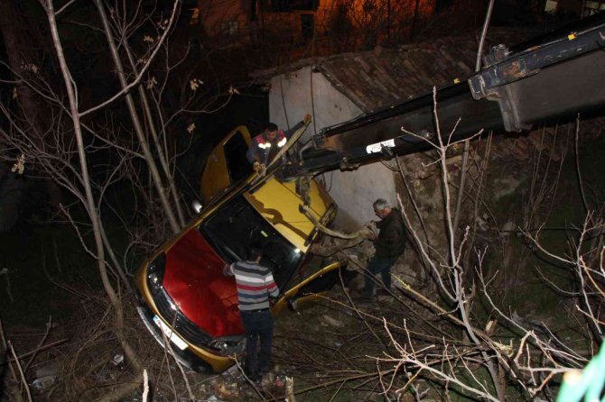 Amasya’da Otomobil Evin Çatısına Düştü, Vatandaş Ev Çöktü Sandı
