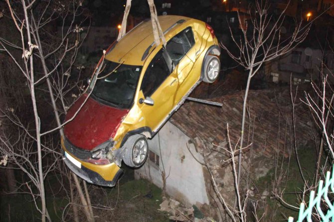 Amasya’da Otomobil Evin Çatısına Düştü, Vatandaş Ev Çöktü Sandı