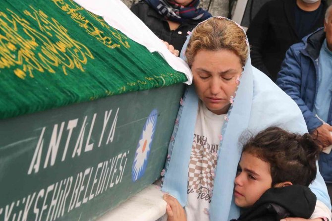 Küçük Mahra’ya Anne, Baba Ve Kardeşinden Gözyaşları Arasında Son Dokunuş