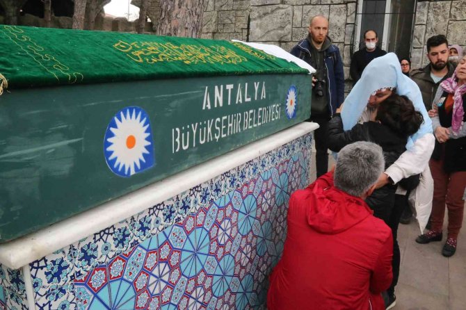 Küçük Mahra’ya Anne, Baba Ve Kardeşinden Gözyaşları Arasında Son Dokunuş