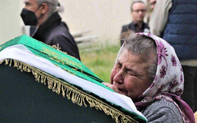 Küçük Mahra’ya Anne, Baba Ve Kardeşinden Gözyaşları Arasında Son Dokunuş