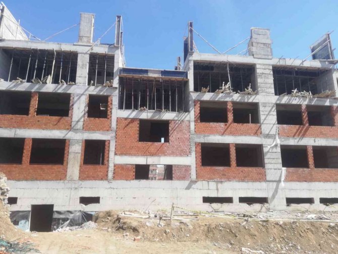 Elazığ’da İnşaatın 3. Katından Düşen İşçi Yaralandı