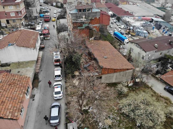 Ataşehir’de 2 Katlı Evin Çatısı Çöktü