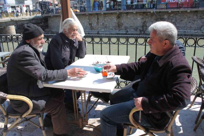 Havaların Isınmasıyla Birlikte Bayburtlular Kendini Dışarı Attı