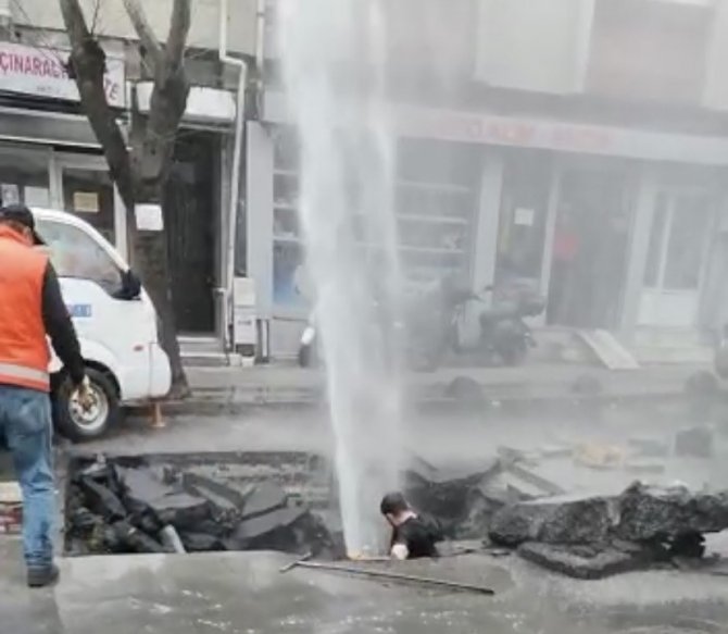 Bayrampaşa’da İ̇ski̇’nin Çalışması Sırasında Su Borusu Patladı