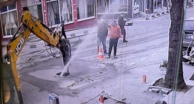 Bayrampaşa’da İ̇ski̇’nin Çalışması Sırasında Su Borusu Patladı