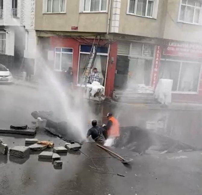 Bayrampaşa’da İ̇ski̇’nin Çalışması Sırasında Su Borusu Patladı