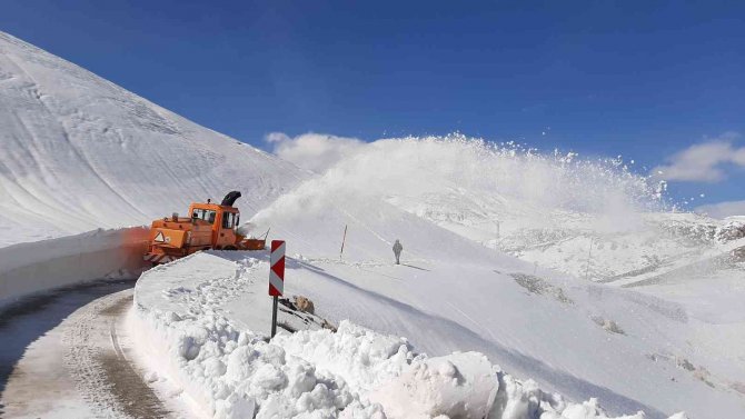 Beyaz Örtüyle Kaplı Nemrut Dağı’nın Yolu Açılıyor