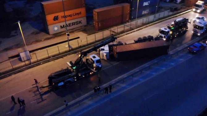 Beylikdüzü’nde Kağıt Yüklü Tır Devrildi: 1 Yaralı