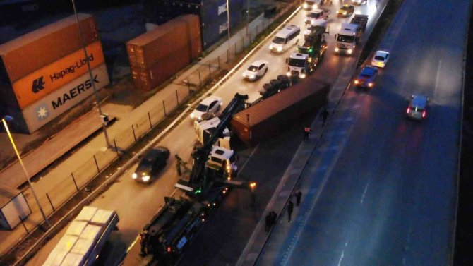 Beylikdüzü’nde Kağıt Yüklü Tır Devrildi: 1 Yaralı