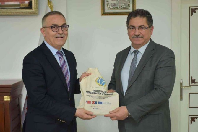 Türkiye Finaline Kalan Öğrencileri Makamında Ağırladı