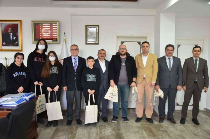 Türkiye Finaline Kalan Öğrencileri Makamında Ağırladı