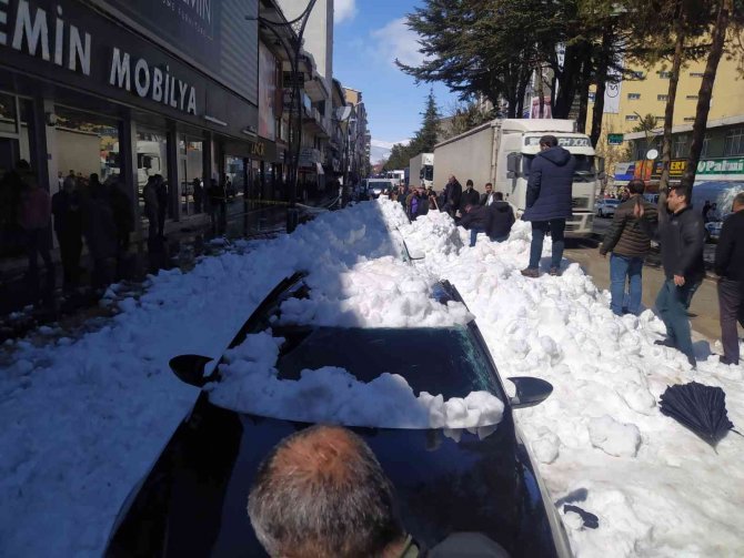 Çatıdan Düşen Kar Kütlesi 4 Aracı Kullanılamaz Hale Getirdi