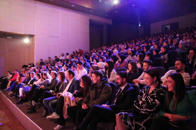 Vatandaşlardan "Baş Belası" Tiyatro Oyununa Yoğun İlgi