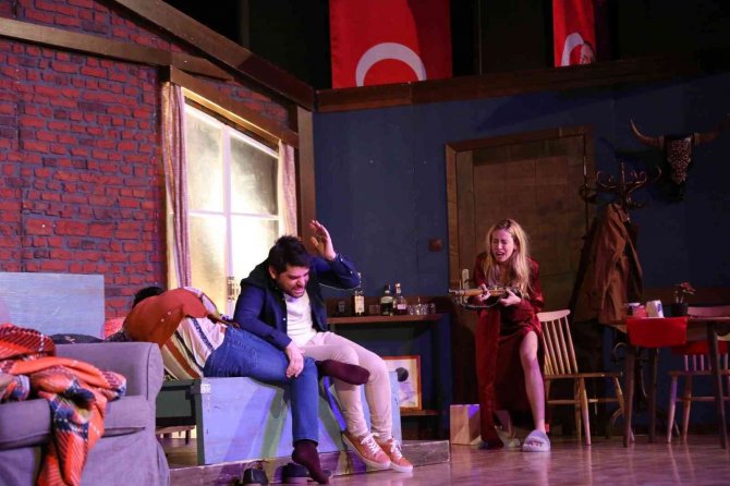 Vatandaşlardan "Baş Belası" Tiyatro Oyununa Yoğun İlgi