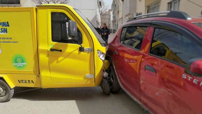 Otomobil İle Elektrikli Araç Çarpıştı: 1 Yaralı