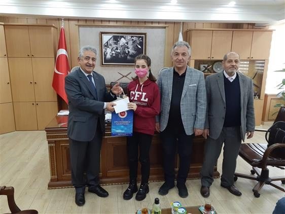 Kompozisyon Ve Şiir Dalında Dereceye Giren Öğrenciler Ödül