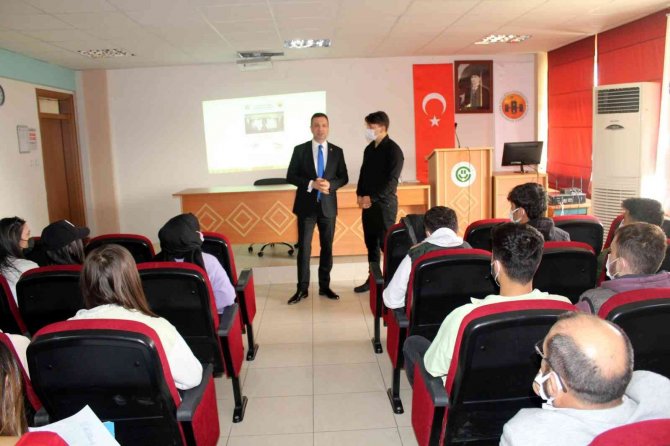 Kozan’da Üniversiteli Gençlere Ücretsiz Sinema