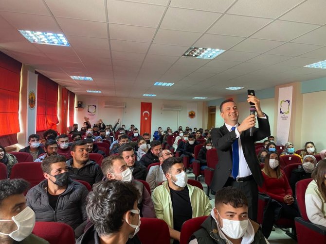 Kozan’da Üniversiteli Gençlere Ücretsiz Sinema