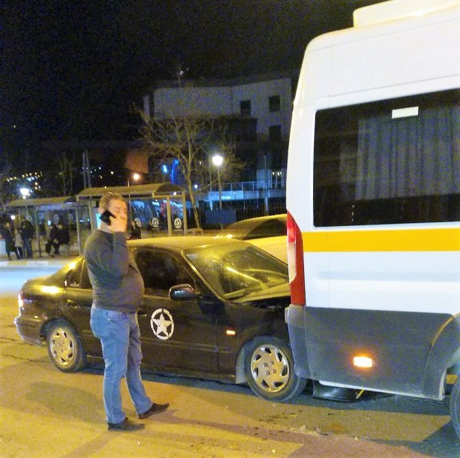 Okul Servisiyle Otomobilin Çarpıştığı Kazada 1 Kişi Yaralandı