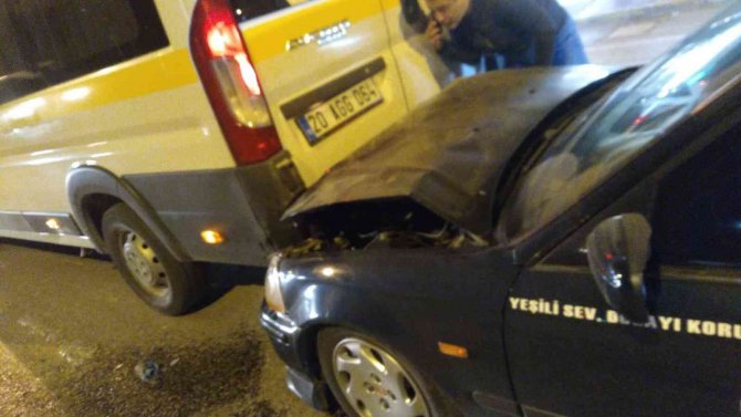 Okul Servisiyle Otomobilin Çarpıştığı Kazada 1 Kişi Yaralandı