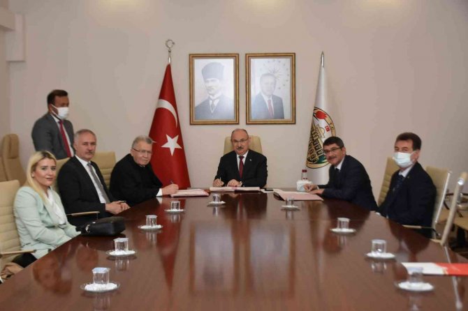 İ̇mzalar Ali Rıza Çevik Ortaokulu İçin Atıldı