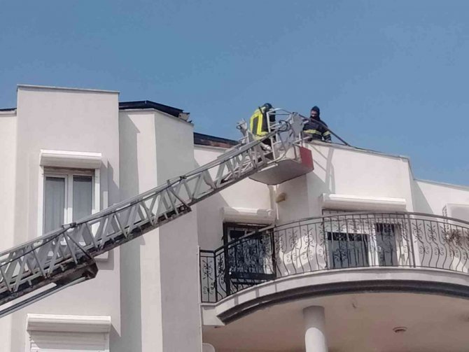 Binanın Çatı Katında Çıkan Yangın Korkuttu