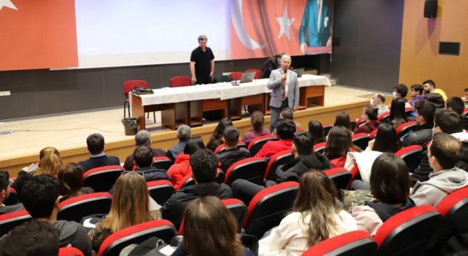 Dpü’de, “Beden Eğitimi Ve Spor Öğretmeni” Konulu Konferans