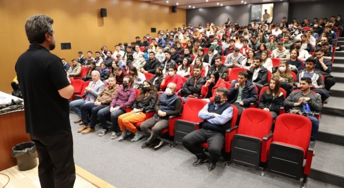 Dpü’de, “Beden Eğitimi Ve Spor Öğretmeni” Konulu Konferans