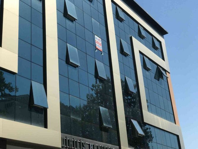 Kaldırımda Yüyürken Kafasına Cam Düşerek Ölmüştü, Cam Üreticisi Firmanın Yetkilisi 2,5 Yıl Hapse Çarptırıldı