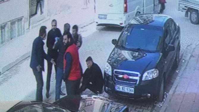 Sokak Ortasında Kurusıkı Tabancanın Dipçiğiyle 2 Kardeşi Darp Etti, O Anlar Kameralara Yansıdı