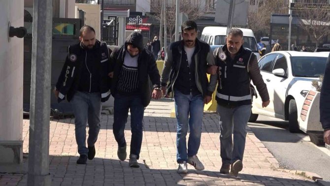 Sahte Polisler Dolandırıcılık Yaparken Gerçek Polislere Yakalandı