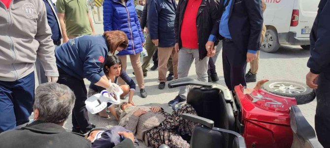 Elektrikli Bisikletle Kaza Yapan Yaşlı Çift Yaralandı