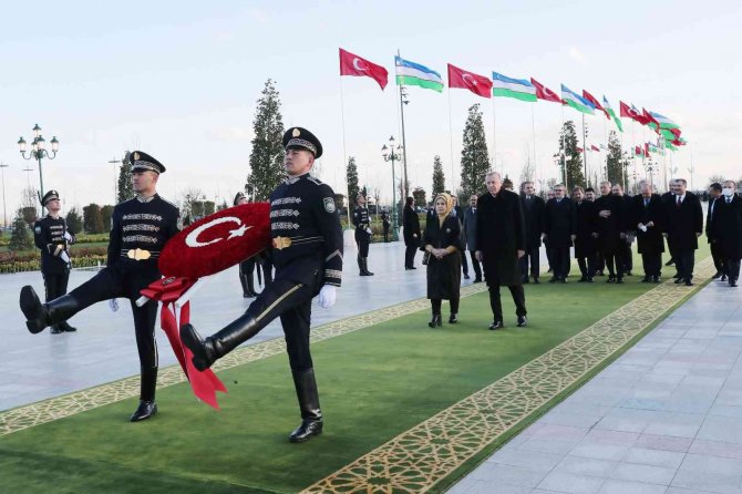 Cumhurbaşkanı Erdoğan, Özbekistan’da Bağımsızlık Anıtı’na Çelenk Bıraktı