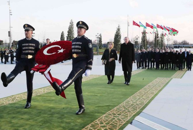 Cumhurbaşkanı Erdoğan, Özbekistan’da Bağımsızlık Anıtı’na Çelenk Bıraktı