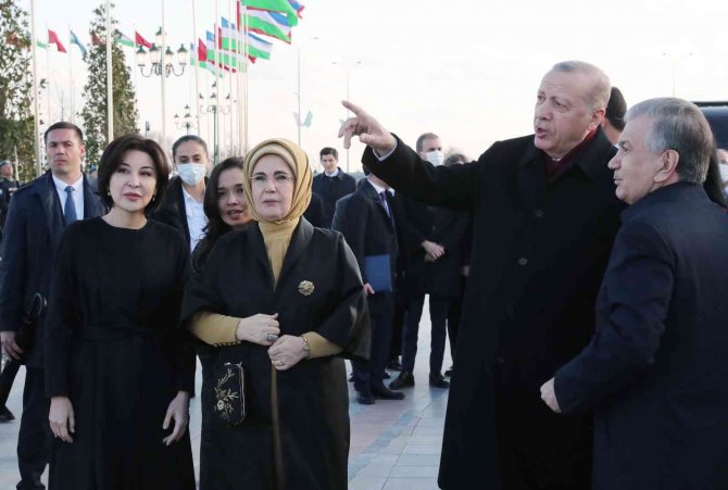 Cumhurbaşkanı Erdoğan, Özbekistan’da Bağımsızlık Anıtı’na Çelenk Bıraktı