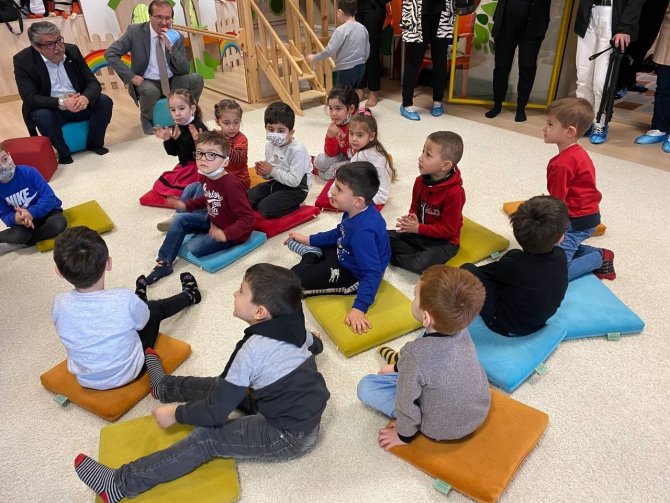 Vali Eşi, Türkiye’nin İlk Bebek Kütüphanesinde Çocuklar İçin Masal Okudu