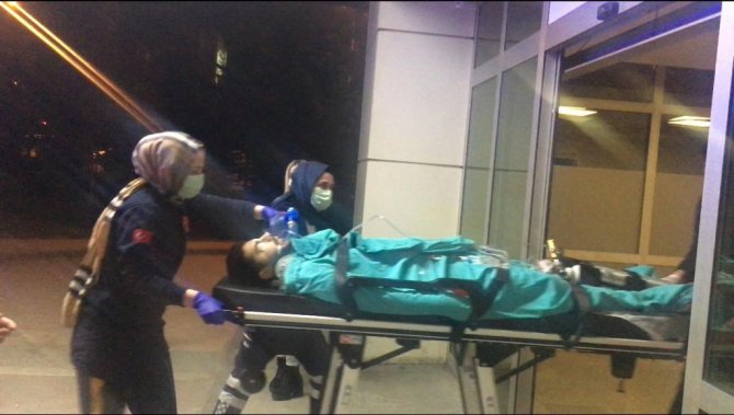 Sürat Motoru Önce Ticari Araç İle Çarpıştı, Sonra Bariyerlere Girdi: 1’i Ağır, 2 Yaralı