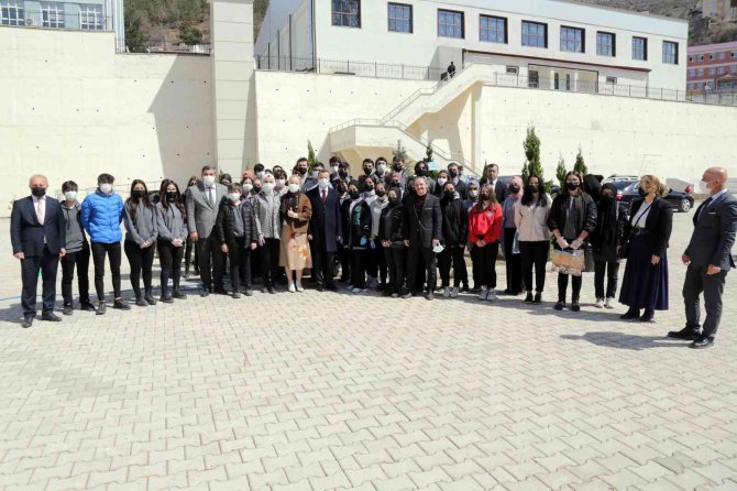 Gümüşhane Lisesinin Bahçesine 16 Selvi Ağacı Dikildi