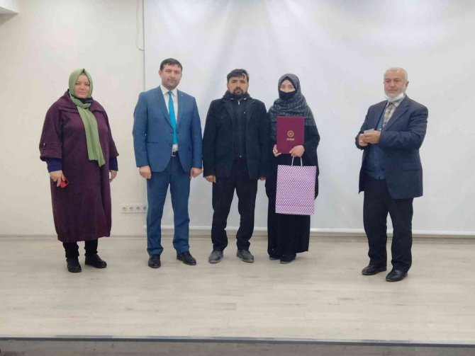 Hafızlık Eğitimini Tamamlayan 13 Öğrenciye Belgeleri Törenle Verildi