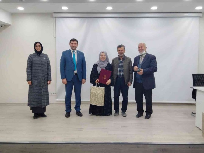 Hafızlık Eğitimini Tamamlayan 13 Öğrenciye Belgeleri Törenle Verildi