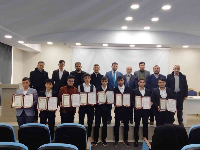Hafızlık Eğitimini Tamamlayan 13 Öğrenciye Belgeleri Törenle Verildi