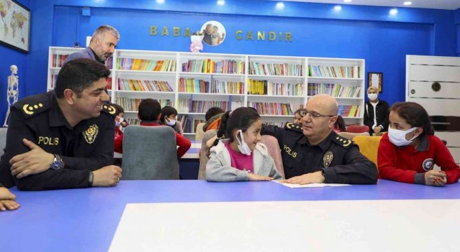 Hakkari Polisinden Kütüphaneye Kitap Desteği
